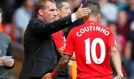 Brendan Rodgers (kiri) menenangkan Philippe Coutinho