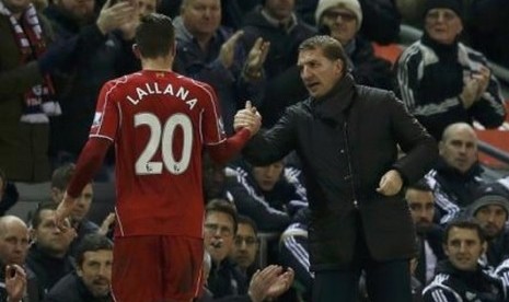 Brendan Rodgers menyalami Adam Lallana dalam laga Liverpool kontra Swansea City, Selasa (30/12) WIB.