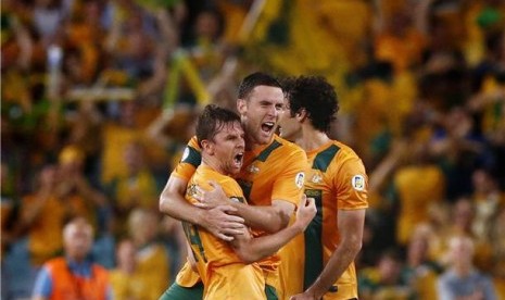 Brett Holman (kiri), pemain timnas Australia, melakukan selebrasi usai menjebol gawang Oman di laga kualifikasi Piala Dunia 2014 Zona Asia di Sydney, Australia, Selasa (26/3). 