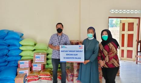 BRI Group bergerak cepat memberikan bantuan tanggap bencana dengan mendirikan Posko di setiap wilayah terdampak dan menyalurkan ribuan makanan siap saji bagi masyarakat terdampak. Dalam penyaluran bantuan, Insan BRILiaN (karyawan BRI Group) juga bahu membahu untuk turun langsung memberikan bantuan di lapangan.