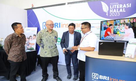 BRI Insurance berpartisipasi dalam Festival Literasi Halal 2023 di Aula Fadjar Notonegoro FEB Universitas Airlangga (Unair), Surabaya, Jawa Timur, Kamis (9/3/2023).