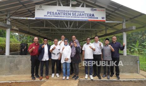 BRI Insurance menyerahkan bantuan untuk Pondok Pesantren Darul Ihsan yang berlokasi di Desa Ciheulangtonggoh, Kecamatan Cibadak, Kabupaten Sukabumi.