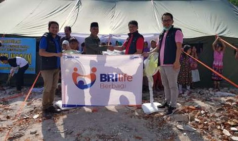 BRI Life membantu korban gempa Lombok.