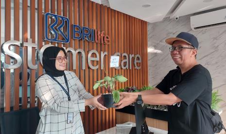 BRI Life mengajak nasabahnya peduli lingkungan hidup. Anak usaha PT Bank Rakyat Indonesia Tbk (BRI) ini membagikan tanaman kepada para nasabahnya di beberapa kantor layanan.