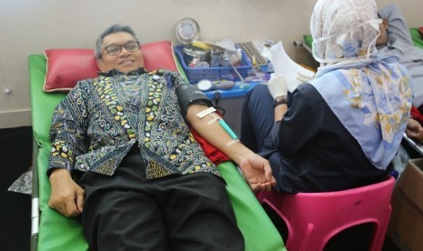 BRI Life menggelar kegiatan CSR berupa donor darah bekerja sama dengan PMI.