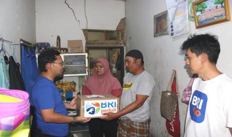 BRI menyalurkan bantuan awal yang bersifat mendesak dan dibutuhkan warga terdampak seperti makanan siap makan, air minum dan sembako