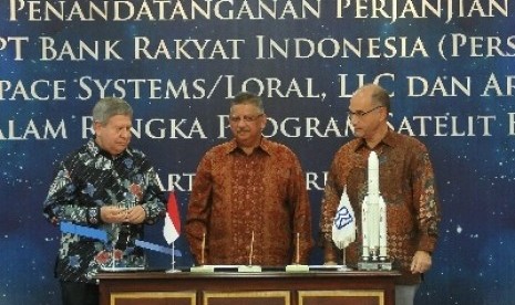 BRI President Director Sofyan Basir (center) poses with Senior Vice President Space Systems/Loral,LLC David Bernstein (left) and Senior Vice President Arianespace Jacques Bretonin Jakarta on Monday, April 28, 2014.