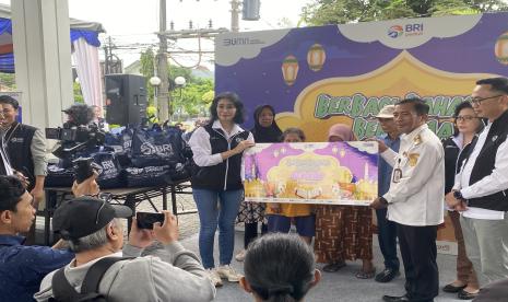 BRI Regional office Yogyakarta mengadakan kegiatan berbagi paket sembako untuk masyarakat serta berbagi santunan kepada anak-anak yatim piatu di Kantor BRI Regional Office Yogyakarta, Rabu (27/3/2024).