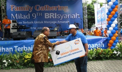 BRI Syariah dan Badan Amil Zakat Nasional (Baznas) bersinergi menyumbangkan ambulans untuk pelayanan umat. 