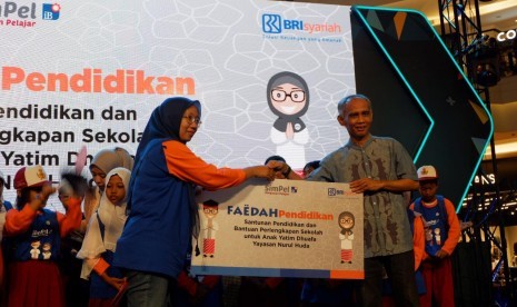 BRI Syariah memberikan bantuan pendidikan dan simpanan pelajar dalam acara Fin Expo 2019. 