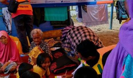 BRI Syariah memberikan bantuan pengobatan untuk korban gempa Palu.