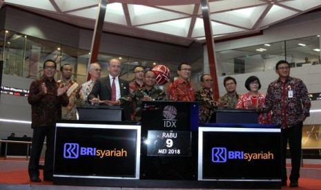 BRI Syariah mencatatkan sahamnya di Bursa Efek Indonesia, Rabu (9/5).