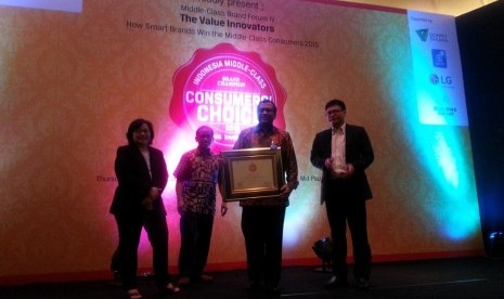 BRI Syariah mendapat penghargaan Indonesia Middle Class Brand Champion Consumers' Choice 2015 kategori Tabungan Syariah dan KPR Syariah oleh SWA dan Inventure. Penghargaan diterima oleh Pardiman Direktur BRI Syariah Pardiman di Jakarta, Kamis (11/6).   