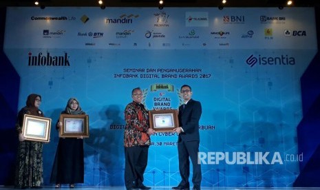 BRI Syariah menerima penghargaan Digital Brand Award 2017 untuk kategori Bank Umum Syariah yang diselenggarakan oleh Majalah Infobank di Hotel Shangrila, Jakarta.