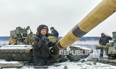  Brigade mekanis terpisah ke-92 dari tank Angkatan Bersenjata Ukraina bersiap untuk ambil bagian dalam latihan di dekat desa Klugino-Bashkirivka tidak jauh dari kota Kharkiv, Ukraina Timur, 31 Januari 2022 di tengah eskalasi di perbatasan Ukraina-Rusia (diterbitkan 01 Februari 2022). 