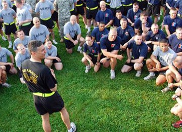 Brigadir Jendral Stephen Townsend berbicara di depan sebuah kelas pencegahan bunuh diri di Fort Campbell, Kentucky.