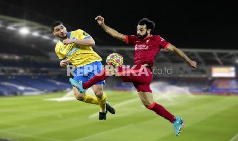 Striker Brighton Neal Maupay Vs striker Liverpool Mohamed Salah (kanan).