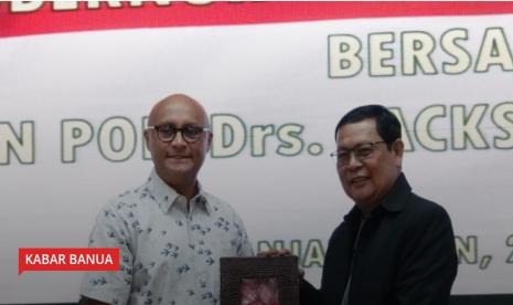 Brigjen Polisi Drs. Jackson Lapalongan, M. Si yang kini diangkat dan dilantik menjadi Kepala Badan Narkotika Nasional (BNN) DKI Jakarta melakukan silaturahmi dan berpamitan kepada Gubernur Kalsel H. Sahbirin Noor pada Kamis (28/7) malam di Mahligai Pancasila Banjarmasin