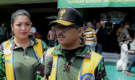 Brigjen TNI Bambang Sudono yang menjadi ketua panitia Lomba Melukis di Atas Kipas di Kodam Jaya.