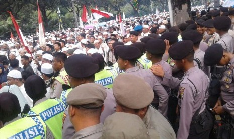 Brimob melakukan Penjagaan depan Balai kota.