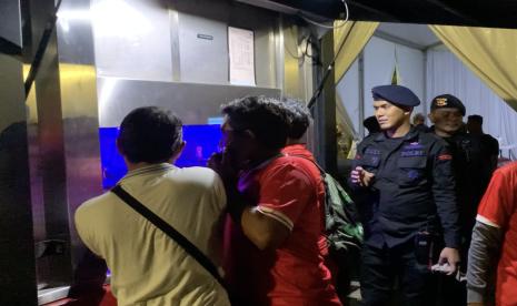 Brimob Polda Jatim sediakan air minum gratis sebanyak 2.500 gelas untuk para penonton agar tak dehidrasi.