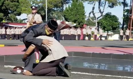 Bripda Andi yang merupakan putra dari seorang sopir angkutan kota berhasil lolos menjadi anggota Kepolisian Republik Indonesia dengan predikat terbaik dan meraih penghargaan Adhi Makayasa.(