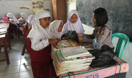 Bripda Yunita dari Polsek Jatibarang, Polres Indramayu sedang mengajar murid di SDN Krasak 1, Kecamatan Jatibarang, Senin (15/10). Sejumlah personil kepolisian di wilayah hukum Polres Indramayu menjadi guru dadakan untuk mengisi kekosongan kelas yang ditinggalkan guru honorernya melakukan aksi mogok. 