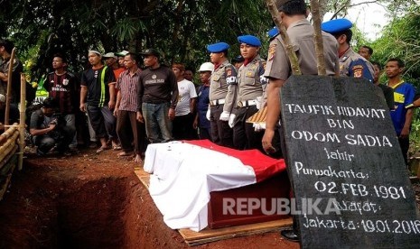 Bripka Taufik Hidayat, anggota Unit Reskrim Polsek Senen, Jakarta Pusat, dimakamkan di TPU Sirna Asih Desa Cilegong, Kecamatan Jatiluhur, Purwakarta, Jabar, Rabu (20/1). 