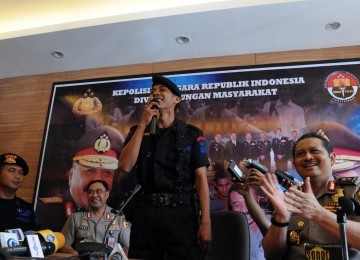 Briptu Norman kamaru menyanyi India saat jumpa pers. Kadiv Humas Polri Irjen Anton Bachrul Alam (kanan) mengiringi dengan tepuk tangan. Sayang, goyangan Norman nggak muncul.