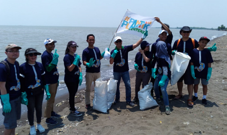 BRIsyariah bersama Greenpeace Indonesia menggelar acara bersih pantai menyambut World Clean Up Day.