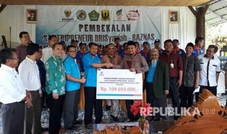 BRISyariah dan Baznas memberikan bantuan dalam bentuk program santripreneur budidaya puyuh ke puluhan santri Pesantren Global Insan Mandiri (GIM) Al Amin, Kecamatan Cicurug Kabupaten Sukabumi Rabu (3/5).