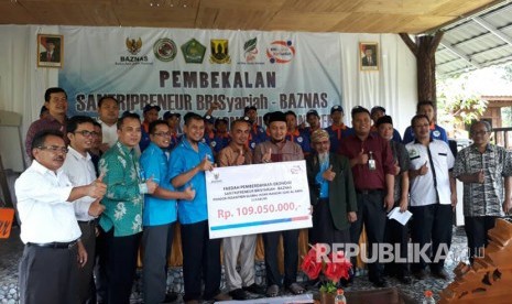 BRISyariah dan Baznas memberikan bantuan dalam bentuk program santripreneur budidaya puyuh ke puluhan santri Pesantren Global Insan Mandiri (GIM) Al Amin, Kecamatan Cicurug Kabupaten Sukabumi Rabu (3/5).