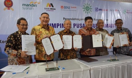 BRIsyariah menandatangani nota kesepahaman bersama PP Muhammadiyah, di Jakarta, Senin (16/12)