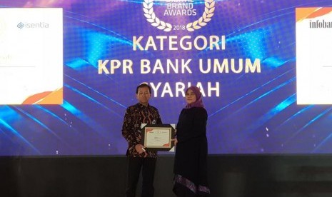 BRISyariah menerima Digital Brand Award dari  Majalah Infobank.