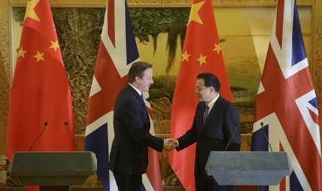 Britain's Prime Minister David Cameron (left) and China's Premier Li Keqiang shake hands after delivering their statements at the Great Hall of the People in Beijing, China, Monday, Dec. 2, 2013.