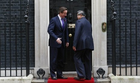 PM Inggris David Cameron menyambut Presiden Susilo Bambang Yudhoyono (SBY) di kantornya, Downing Street, London, Inggris, Kamis (1/11)