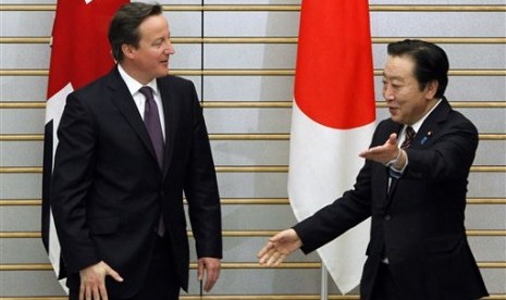  Britain's Prime Minister David Cameron, left, is welcomed by Japan's Prime Minister Yoshihiko Noda at the latter's official residence in Tokyo Tuesday. He then visits Indonesia on Wednesday and Thursday.