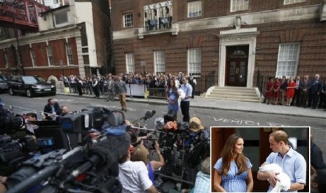 Britain's Prince William, centre right, and Kate, Duchess of Cambridge hold the Prince of Cambridge, Tuesday July 23, 2013, as they pose for photographers outside St. Mary's Hospital exclusive Lindo Wing in London. 