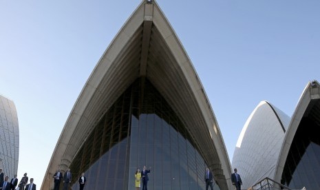 Britain's Prince William, right, and his wife, Kate, Duchess of Cambridge, walk down the steps at the Sydney Opera House following a reception after their arrival in Sydney, Wednesday, April 16, 2014. The royal couple, along with Prince George, are on the 