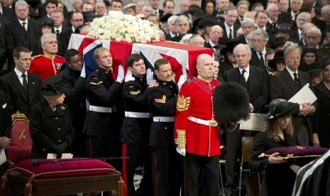 Britain's Queen Elizabeth (front left in black) watch as Britain's prime minister Margareth Thatcher coffin arrives in St Paul's Cathedral for the funeral service, in London April 17, 2013. 