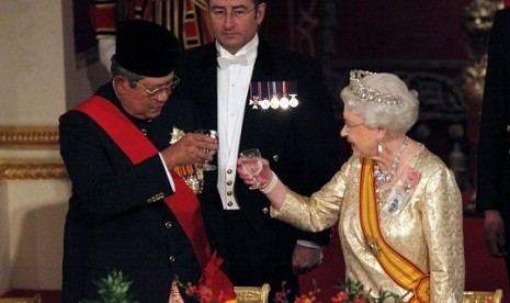 Britain's Queen Elizabeth toasts Indonesian's President Susilo Bambang Yudhoyono during a state banquet in his honour, at Buckingham Palace in London October 31, 2012. Yudhoyono is on a three day state visit to Britain. 