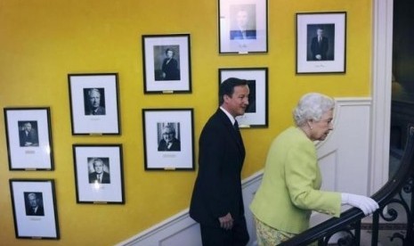 Britain's Queen Elizabeth walks up the staircase at number 10 Downing Street with Prime Minister David Cameron on June 21, 2014.