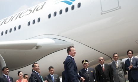 British Prime Minister, David Cameron (center), inspects Airbus A 330-200 bought by Garuda, at Halim Perdana Kusuma Airport, Jakarta, recently.