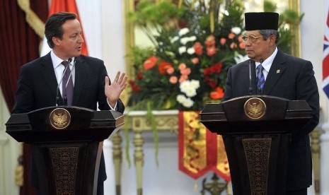 British Prime Minister David Cameron (left) and hold a pres conference with Indonesian President Susilo Bambang Yudhoyono (SBY) in Jakarta. 