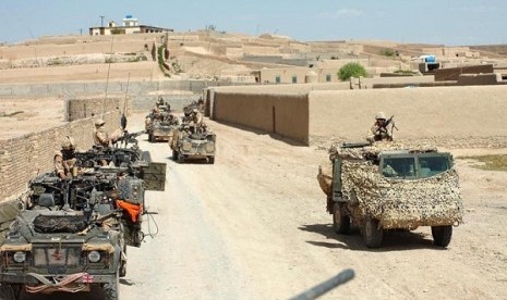 British soldiers serve in war in Afghanistan in May 2007. British government plans to send serving Muslim soldiers into schools around the country to counter Islamaphobia. The program includes British soldiers who have served in Afghanistan and Iraq. (file photo)