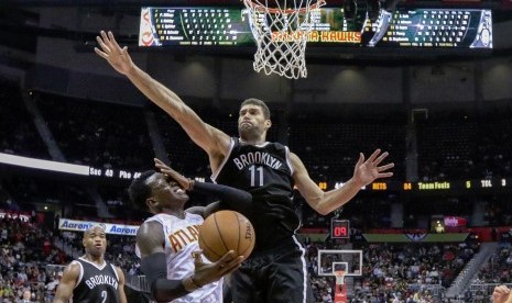 Brook Lopez (kanan) 