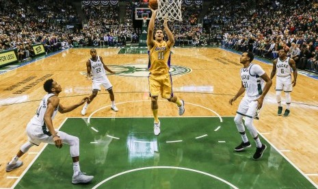 Brook Lopez (tengah) 