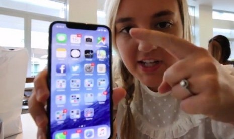 Brooke mengulas iPhone X di Youtube