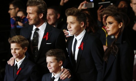 Brooklyn Beckham, diapit David dan Victoria Beckham.