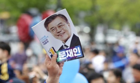 Brosur dengan sampul depan calon presiden Korea Selatan Moon Jae-in dari Partai Demokratik saat kampanye di Goyang, Korea Selatan, 4 Mei 2017.